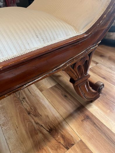 Upholstered Chaise Lounge / Daybed