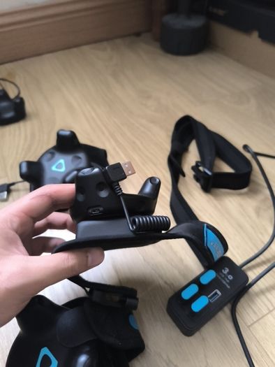 Vive 2.0 tracker with dongle and trackstrap battery bank