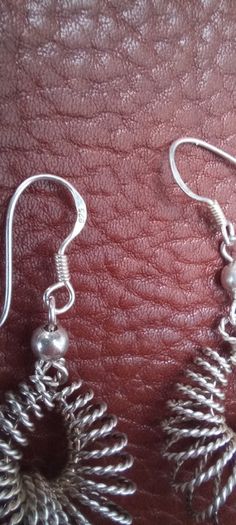 Vintage jewelry is sold individually for 5 to 10 euros