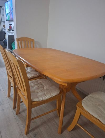 Extendable dining table