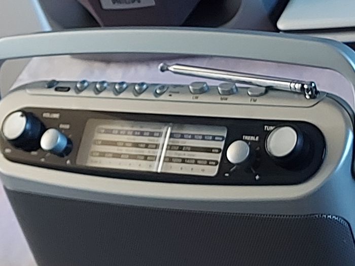 ROBERTS Classic 928, 3 Band Portable Radio with 4 FM Station Presets, Excellent condition, works perfect