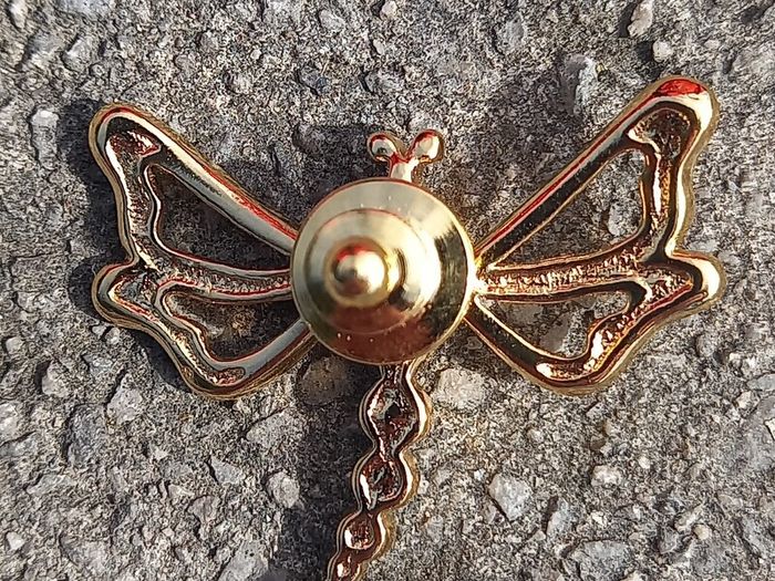 Vintage jewelry is sold individually for 5 to 10 euros
