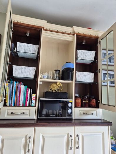 Kitchen & Dresser WITH appliances