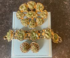 Gold tone women jewellery set