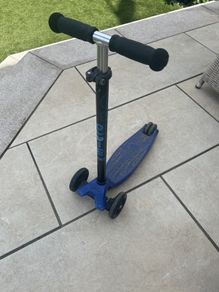 Maxi Micro Scooter for Ages 5 to 12. Adjustable Handlebars