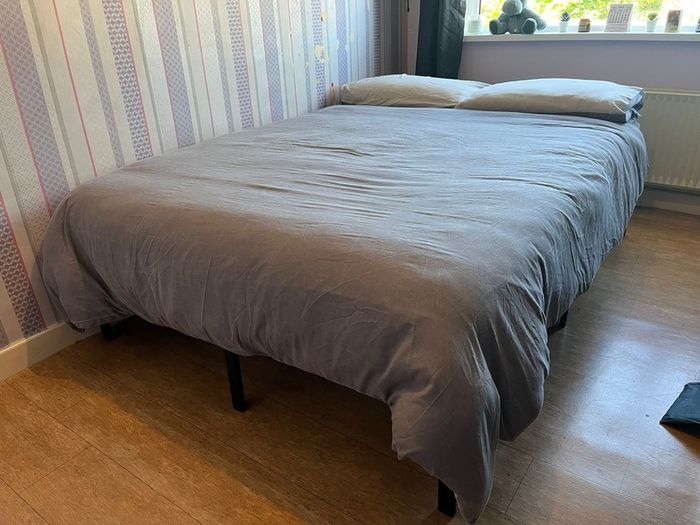 Double Bed: mattress, bed base and 2 pilow