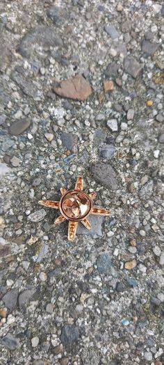 Vintage jewelry is sold individually for 5 to 10 euros
