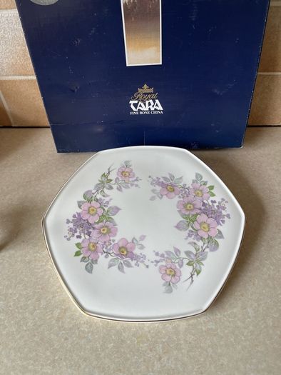 Royal Tara 2?Hexagonel Cake plates as New