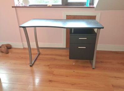 Study / work desk for sale. Ideal for students room. 1200 length x 600 width x 760 high