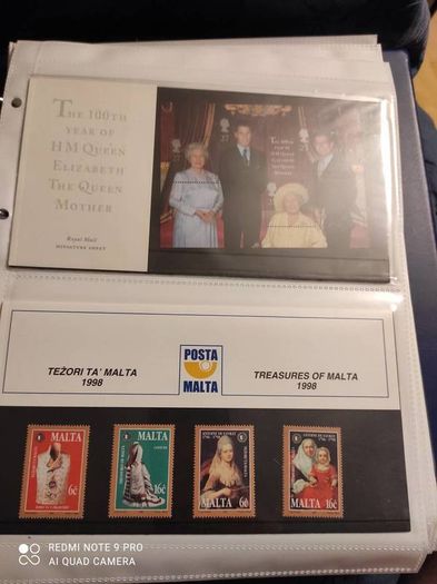 Stamp album UK's Presentation packs x 100