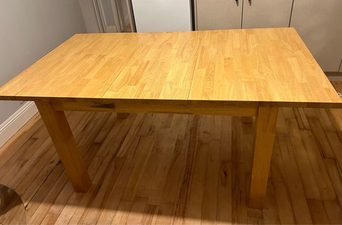 Extendable dining table and four chairs