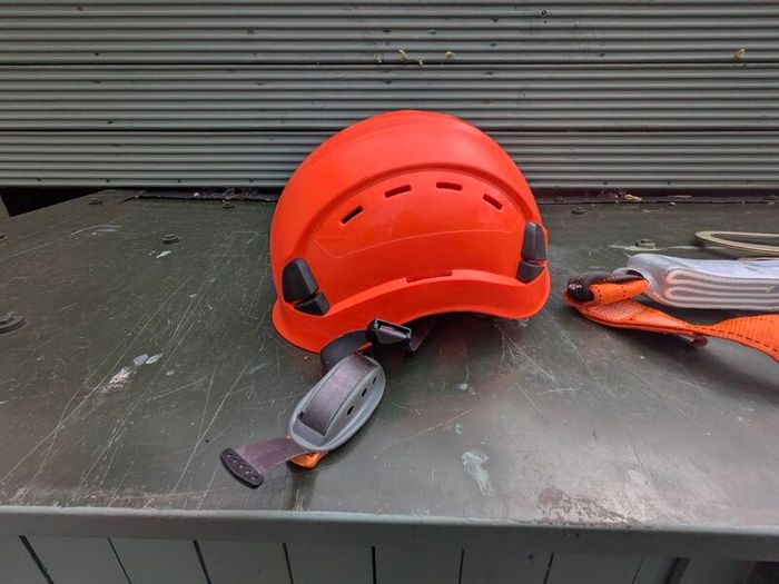 Fall arrest harness