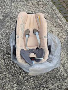 Maxi-Cosi Pebble Baby Car Seat & FamilyFix ISOFIX Base Set