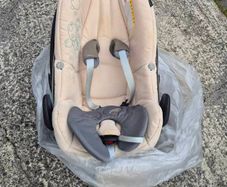 Maxi-Cosi Pebble Baby Car Seat & FamilyFix ISOFIX Base Set
