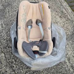 Maxi-Cosi Pebble Baby Car Seat & FamilyFix ISOFIX Base Set