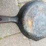 Lot cast iron pans Image 4