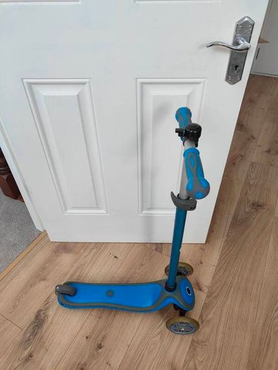 Globber Primo Scooter with LED Light-Up Wheels - Excellent Condition