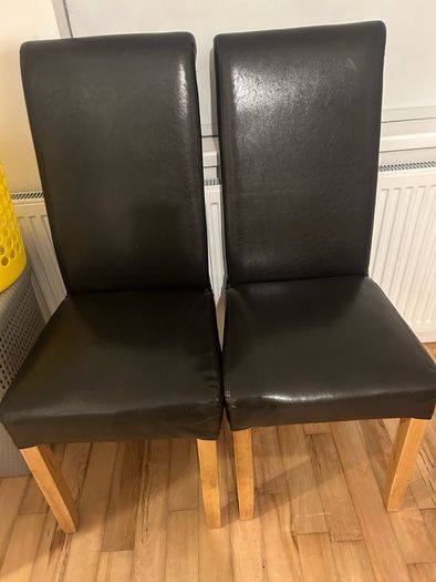 Extendable dining table and four chairs
