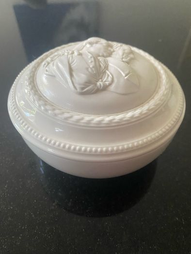 Reduced limited edition Villeroy and Boch Montclair Blanc collection piece