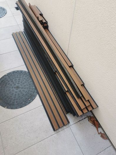 Composite Slatted Cladding Oak Black Inlet