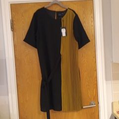 Vera Moda I. Scenery  Dress.    S.14.    B.N.W.T.