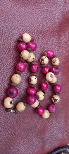 Vintage jewelry is sold individually for 5 to 10 euros
