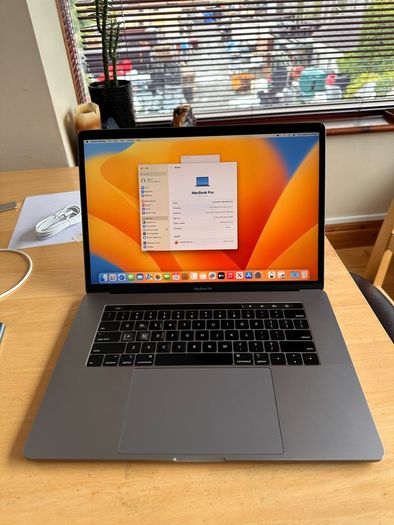macbook pro 2018  15"  i7  A1990