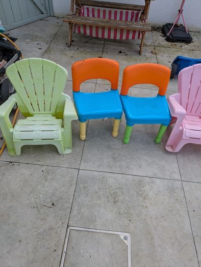4 plastic kids chairs