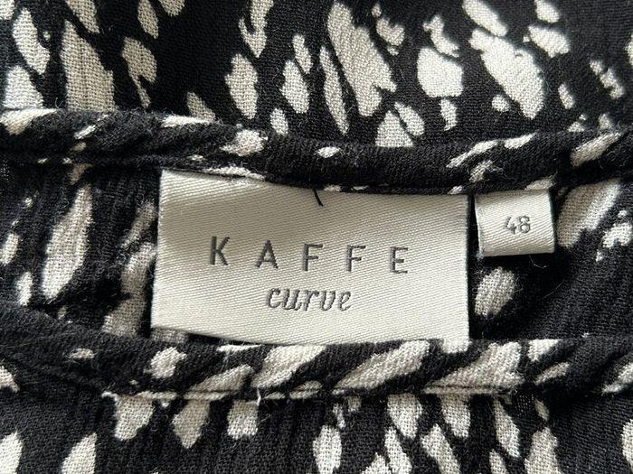 Ladies Black & White Short Sleeved Top from Kaffa Curve Size: UK 20 / EU 48