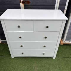 White chest of drawers