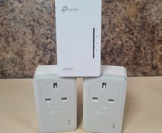 Tp LINK AV600 powerline wifi range extender signal booster kit TL-WPA 4220 and TL-PA4010P x 2