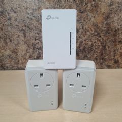 Tp LINK AV600 powerline wifi range extender signal booster kit TL-WPA 4220 and TL-PA4010P x 2