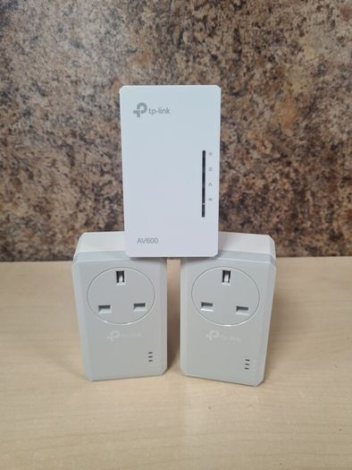 Tp LINK AV600 powerline wifi range extender signal booster kit TL-WPA 4220 and TL-PA4010P x 2