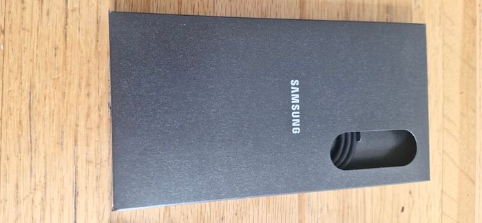 Samsung S25 Silver 128gb + Mag safe case