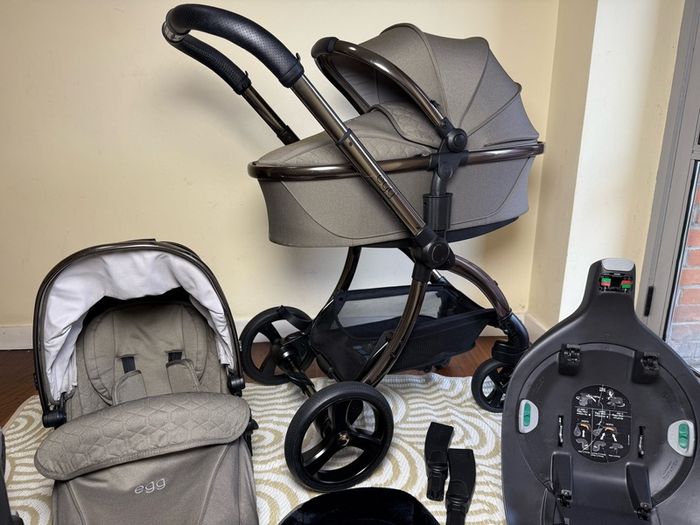 Full Egg 3 travel system Cybex car seat and isofix base