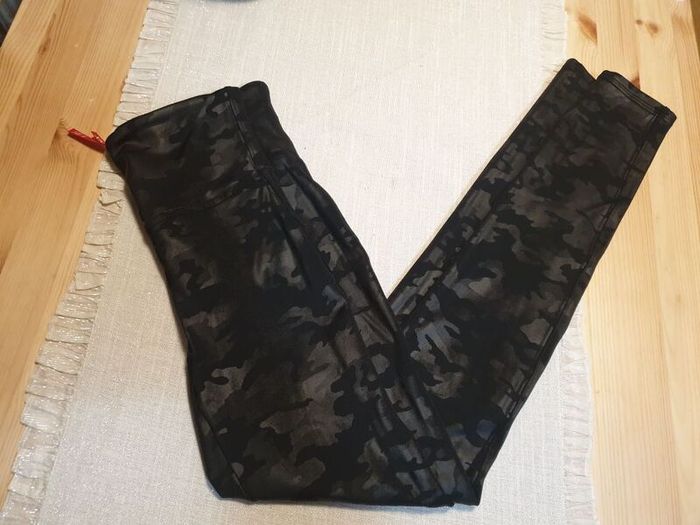 Spanx Camouflage Faux Leather Leggins Size Large