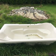 Large rectangular Acrylic bath.