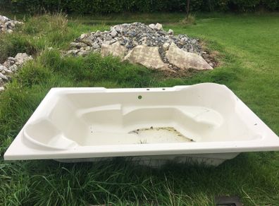 Large rectangular Acrylic bath.