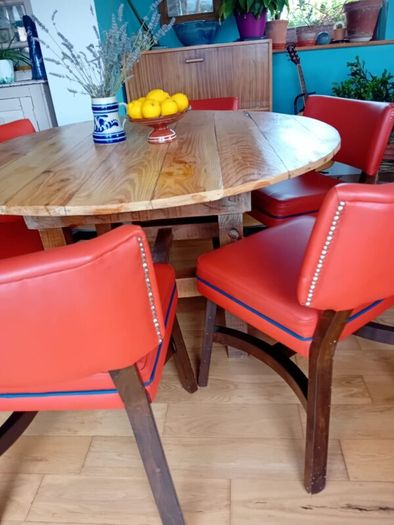 Round dining table 300 and vintage chairs 280