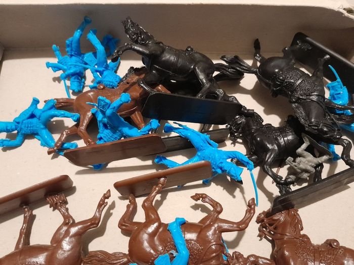 Larger scale plastic soldiers