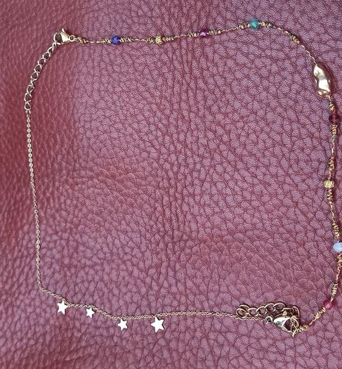 Vintage jewelry is sold individually for 5 to 10 euros