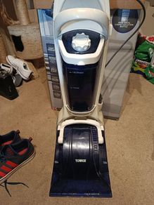 Electric carpet cleaner
