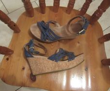 UGG   sandals   size 5