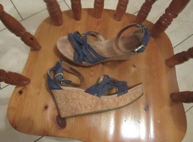 UGG   sandals   size 5