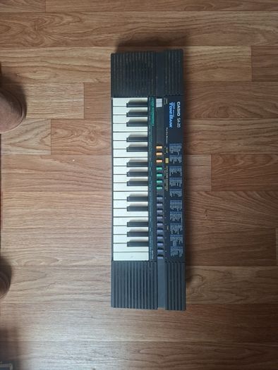 Casio SA-20 Tone Bank is a compact, 32-key vintage electronic mini-keyboard released by Casio in the late 1980s (around 1989).