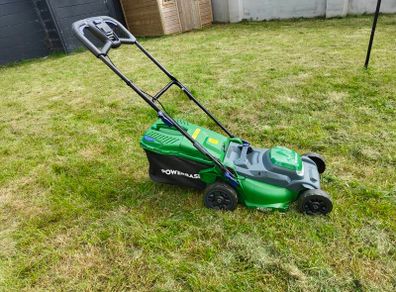 Electric lawnmower