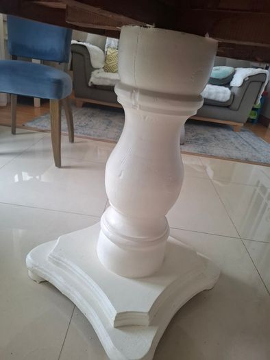 Solid wood round table with parquet top