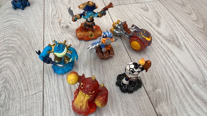 Large Skylanders Bundle Figure Traps  Accessories  Rare Items Included