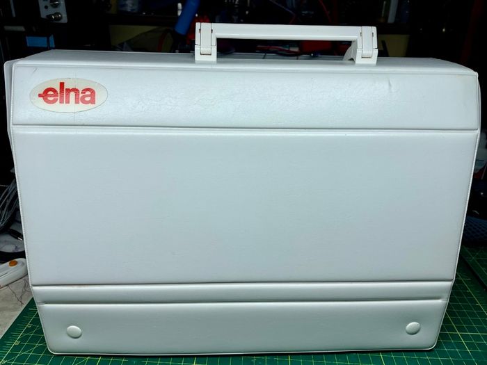 ELNA Diva 8000 Sewing machine - Serviced - Excellent condition - Swiss manufactured quality machine
