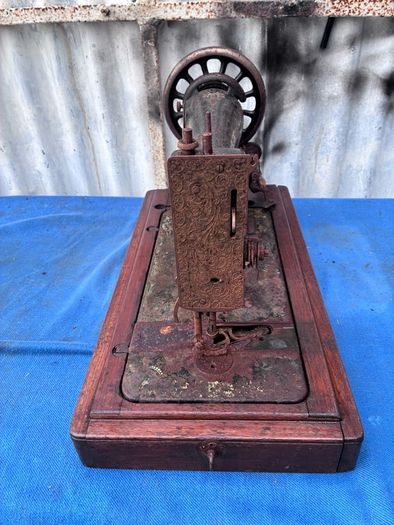 Singer sewing machine with case